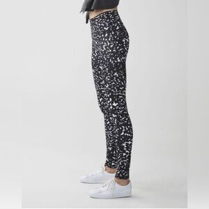 Lululemon Wunder Under Pant (Hi-Rise)
Shadow Wrap White Black size 4 EUC